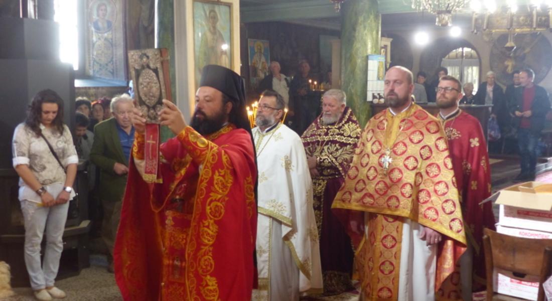 Храмовият празник в Момчиловци бе с гости от Асеновград  и хористи от Райково