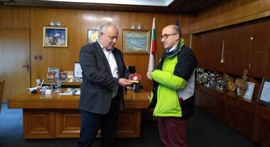 Кметът Мелемов с Почетен знак за принос към мисията на Спешъл Олимпикс- България