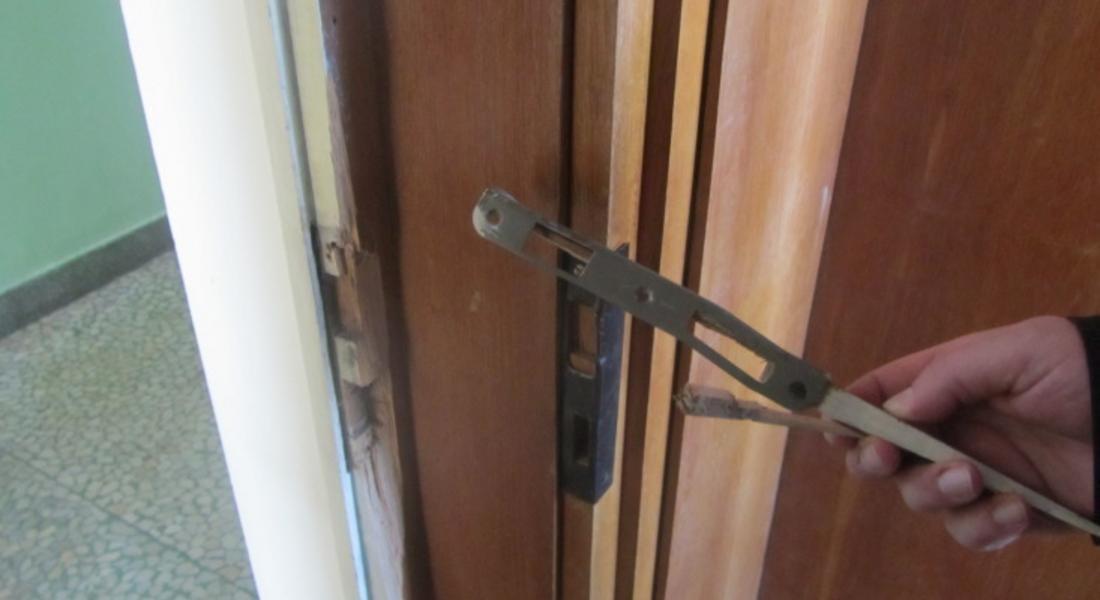 Мъж разби входната врата и влезе в жилището на 27-годишна смолянчанка