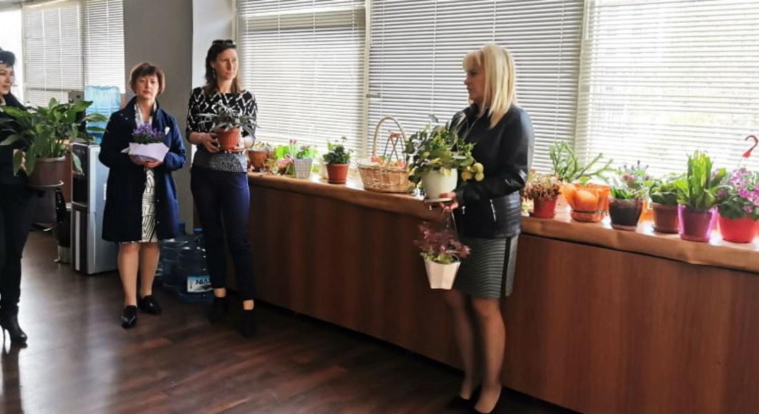 Жени ГЕРБ дариха цветя на старите хора във Фатово 