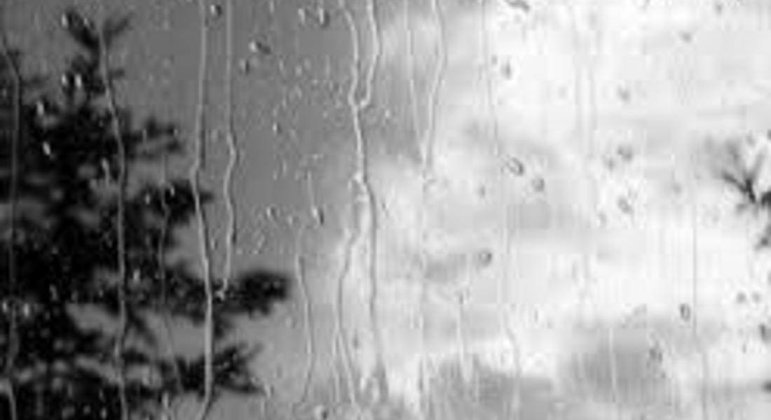 Проливен дъжд се изля в Смолян, синоптиците предупреждават и за сняг 
