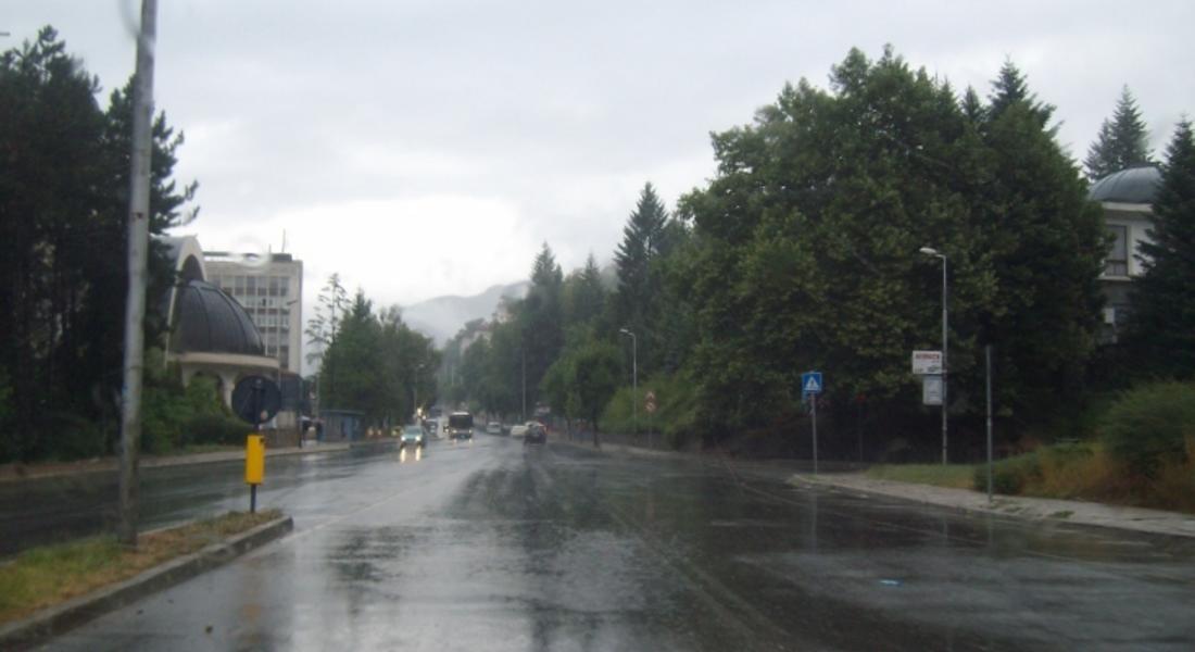 Обилен дъжд с гръмотевици вали в Смолян, обявен е жълт код в 12 области в страната 