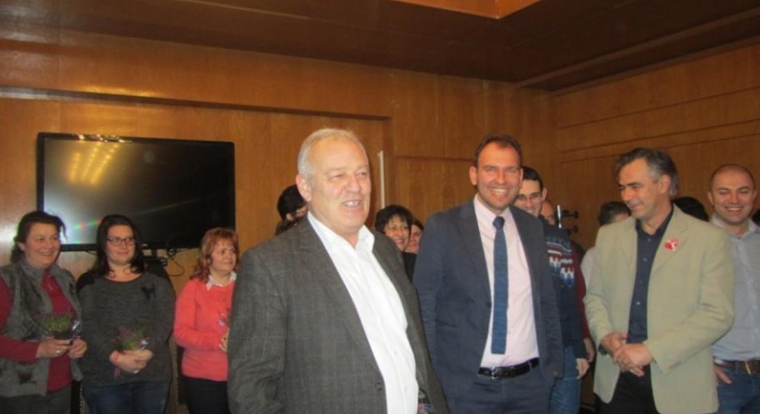  Дамите от общинската администрация бяха поздравени за  8-ми март от кмета Мелемов