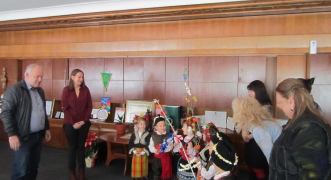 Коледарчета от детска градина „Родопчанче” сурвакаха кмета на Смолян