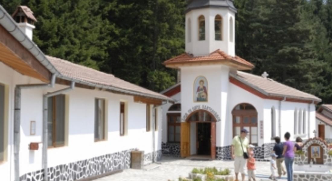 Православната църква почита паметта на Св. Пантелеймон и Св. Седмочисленици