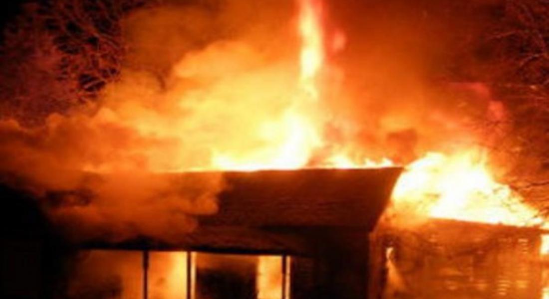 Огнеборци спасиха от пожар къща в Чепинци, в Смолян горя комин