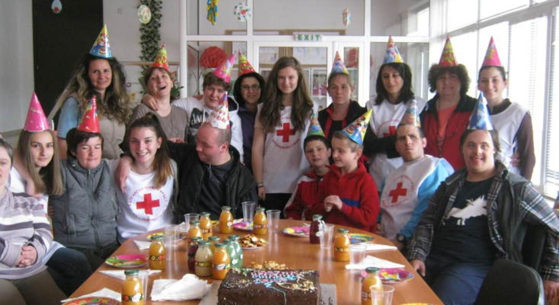 Доброволците на БМЧК – Смолян отпразнуваха 1–ви юни в Дневен център „Звънче”  