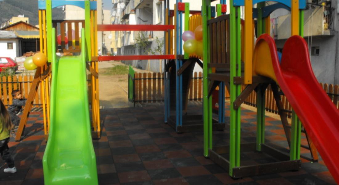 Дора Янкова откри две нови детски площадки в Смолян