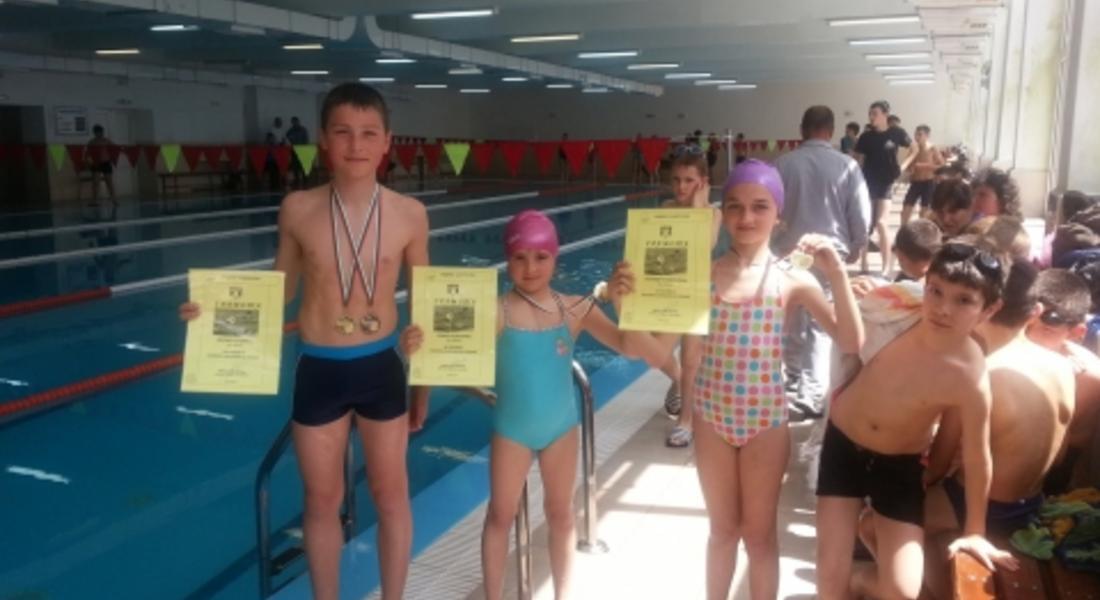 Три златни и един сребърен медал спечелиха плувци от Мадан