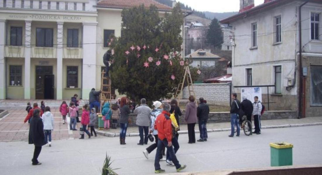   Деца от Чепеларе украсиха с мартеници дърво в центъра на града