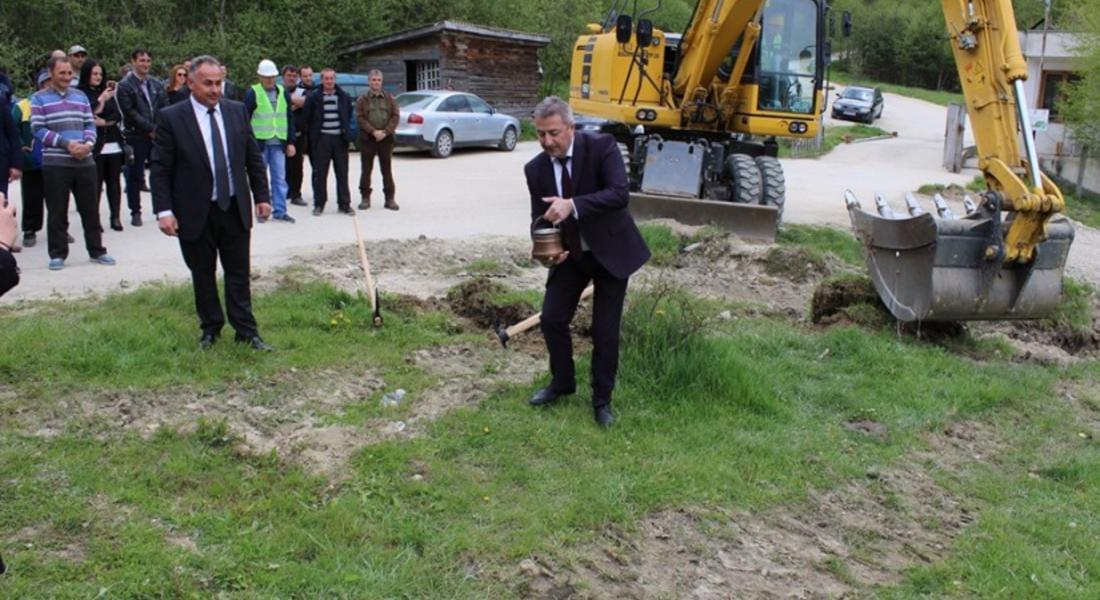 Кметовете на Доспат и Девин направиха първа копка за инсталации на регионалното депо за отпадъци