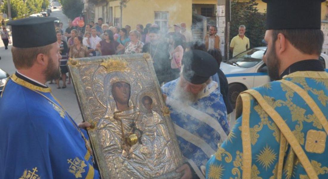 Стотици миряни се стекоха да видят Чудотворната икона на Пресвета Богородица – „Златна ябълка” в Чепеларе