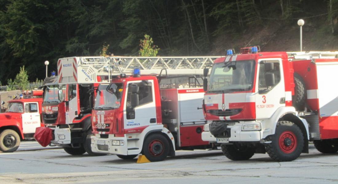 Огнеборци спасиха блок от пожар в Златоград и четири коли до горящ контейнер в Смолян