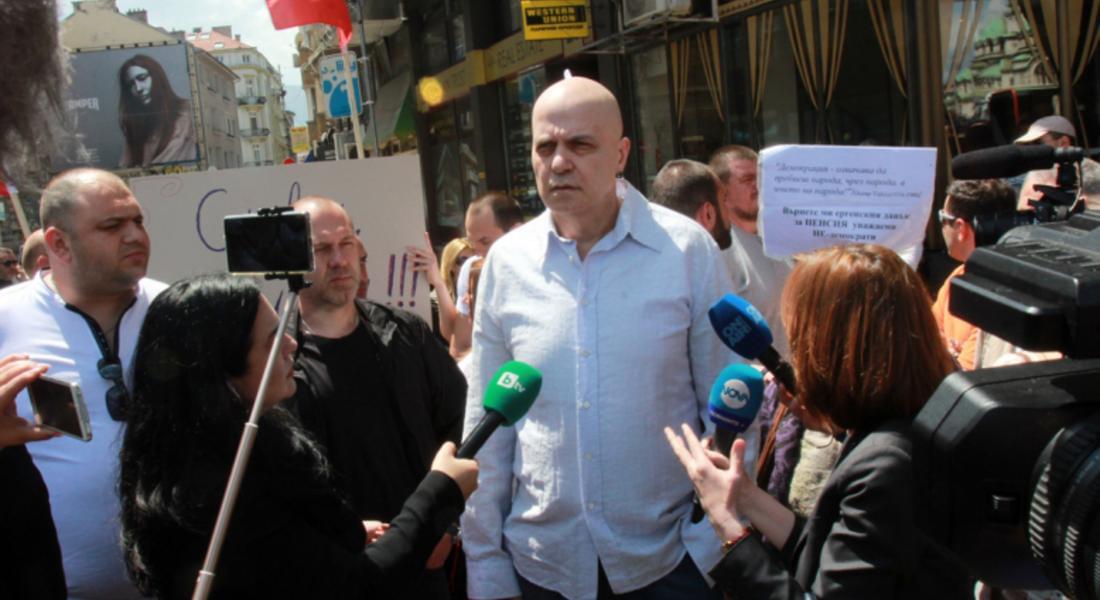  Слави Трифонов излезе на протест пред парламента