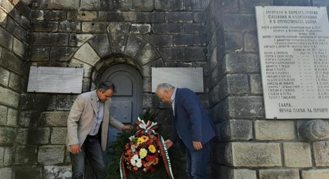 Кметът Николай Мелемов поднесе венец пред Паметника на загиналите във войните