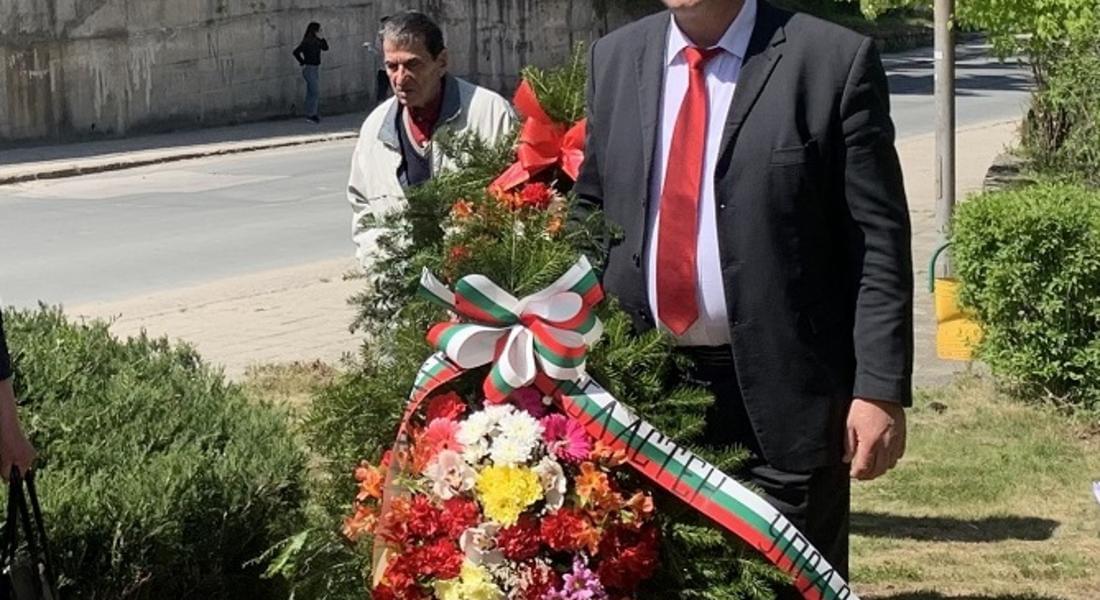Областният управител Емил Хумчев поднесе венец пред Паметника на загиналите във войните в  Райково