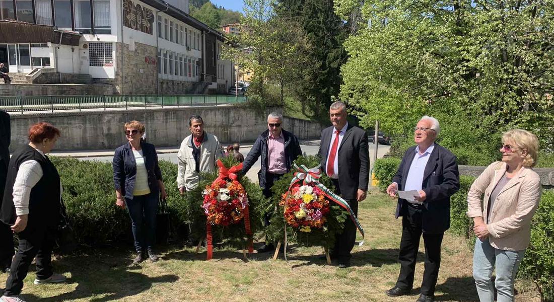 С поднасяне на венци и цветя пред Паметника на загиналите във войните БСП-Смолян отбеляза 9 май 