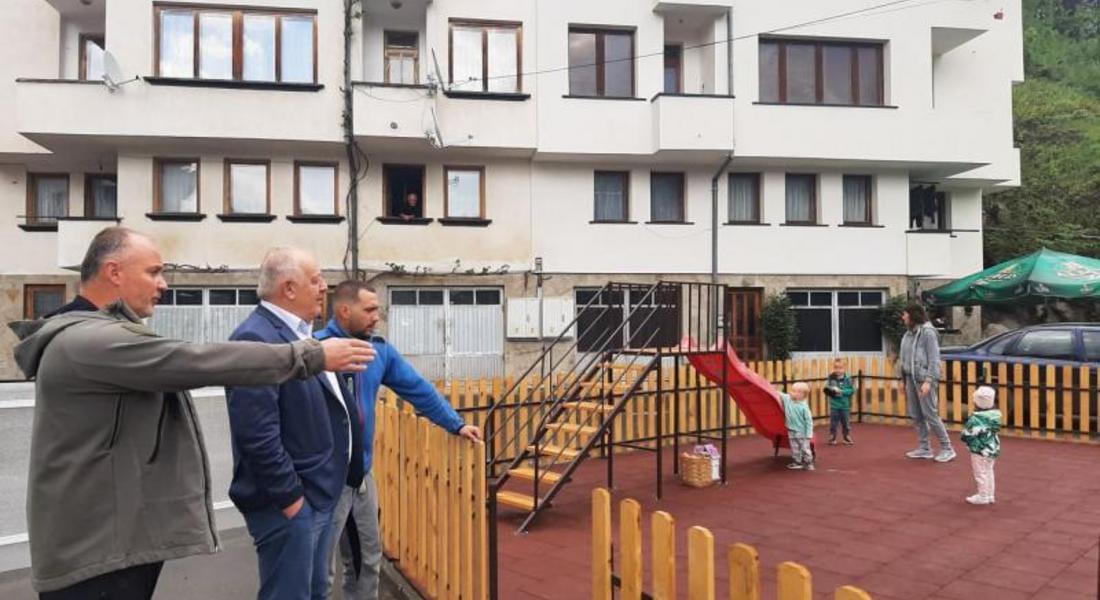 С помощта на общината, инициативни граждани от ул."Борова гора" изградиха детска площадка