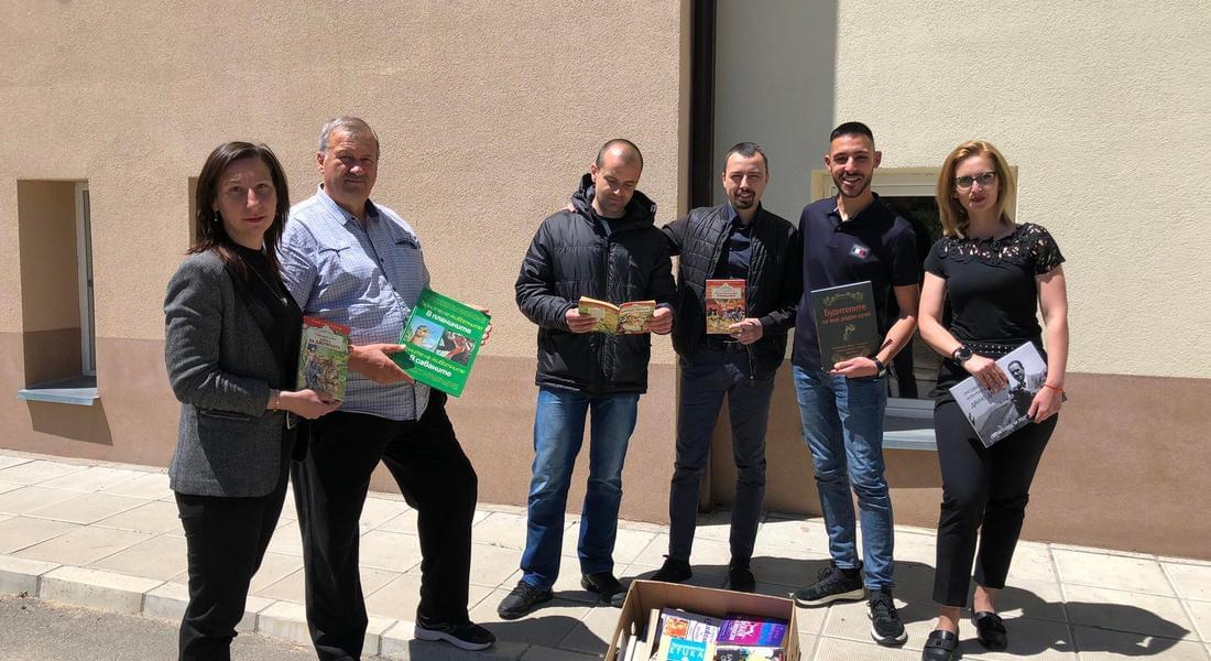 Младежите от ГЕРБ дариха книги на читалището в село Полковник Серафимово