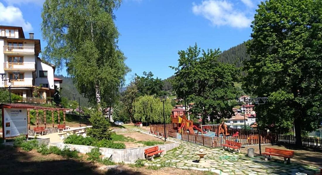 Община Чепеларе завърши дейностите по благоустрояване на градския парк