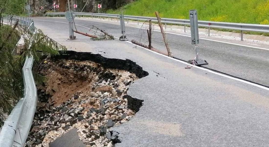 Областният управител на Смолян настоява за спешно укрепване на компрометираните пътни участъци по пътя Стойките – Девин
