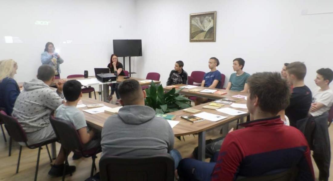 Ученици от IX клас взеха участие в урок по български език и литература, изнесен в Регионалната библиотека