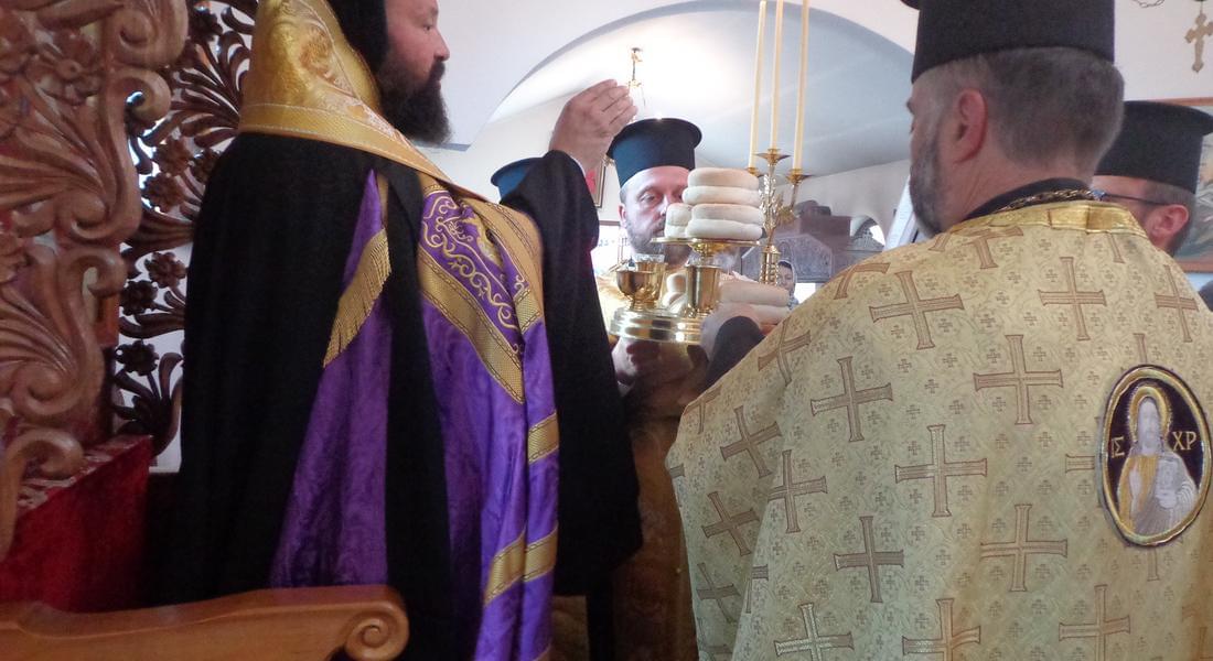 Епископ Висарион отслужи празнична вечерня с  петохлебие в църквата „Св.св. Козма и Дамян” в манастира „Св. Пантелеймон” над Смолян
