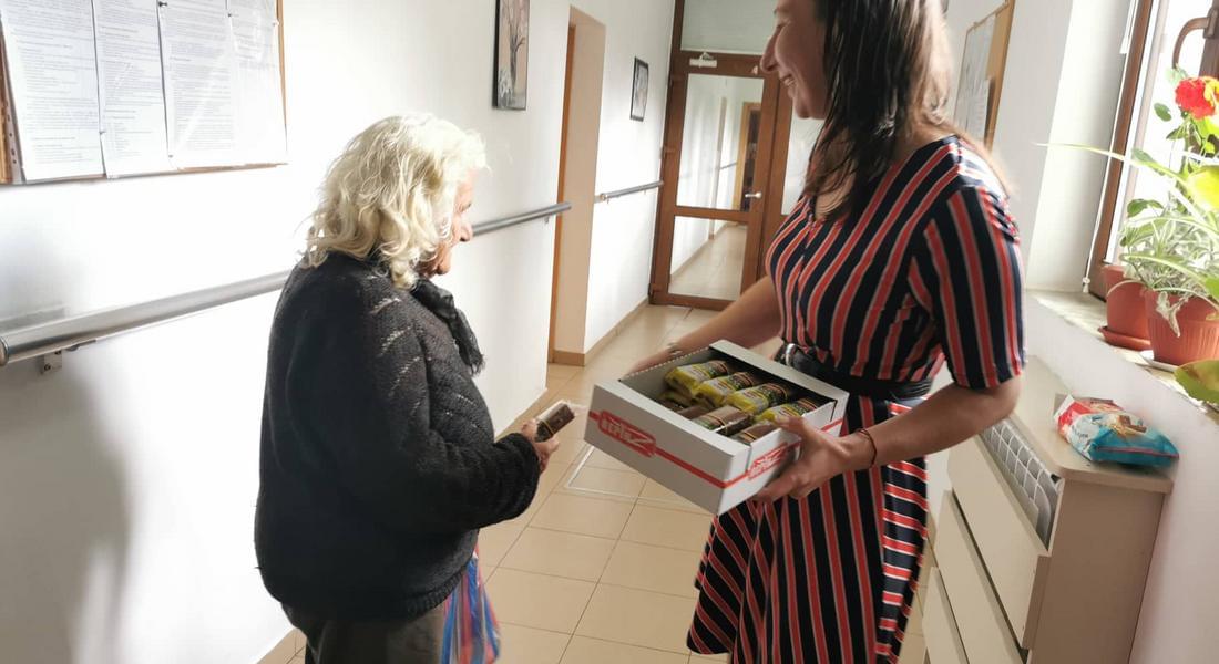 Дами от структурата на ГЕРБ дариха книги на Дома за стари хора в смолянското село Фатово