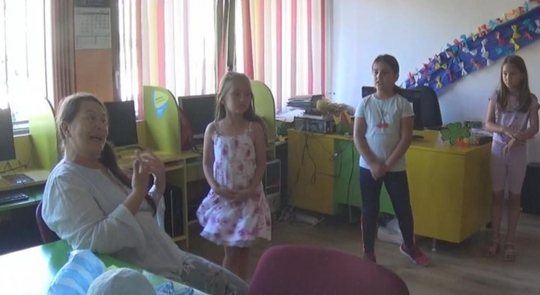 Деца се учат на актьорско майсторство от Миряна Найденова в библиотеката в Смолян