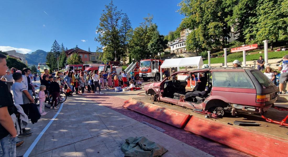 Атрактивна демонстрация на смолянските пожарникари в центъра на областния град