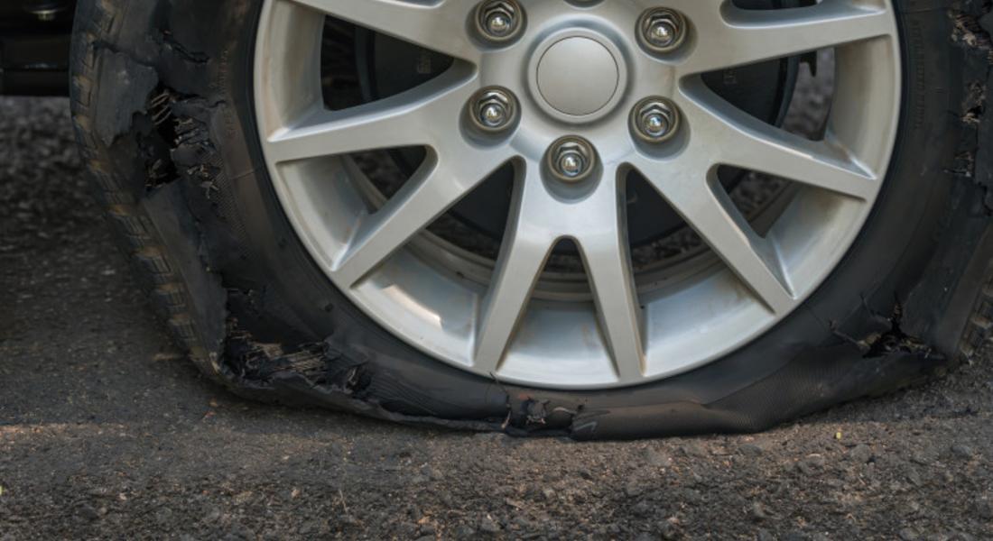 Срязаха гумите на Опел в Чепеларе 