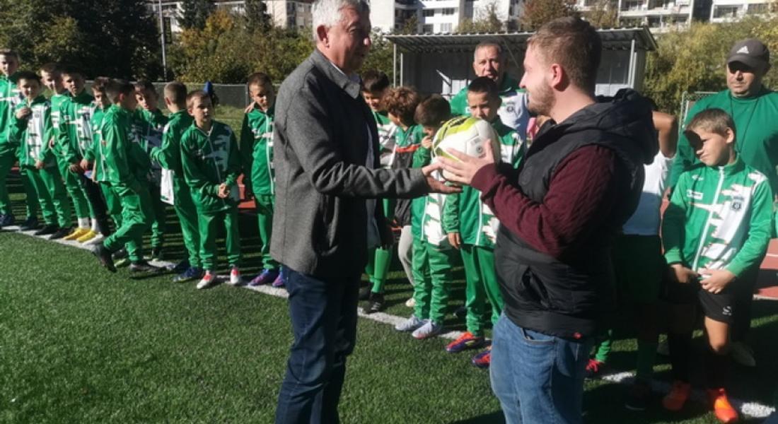 „Арексим инженеринг“ дари футболна екипировка на децата от школата на "Родопа"