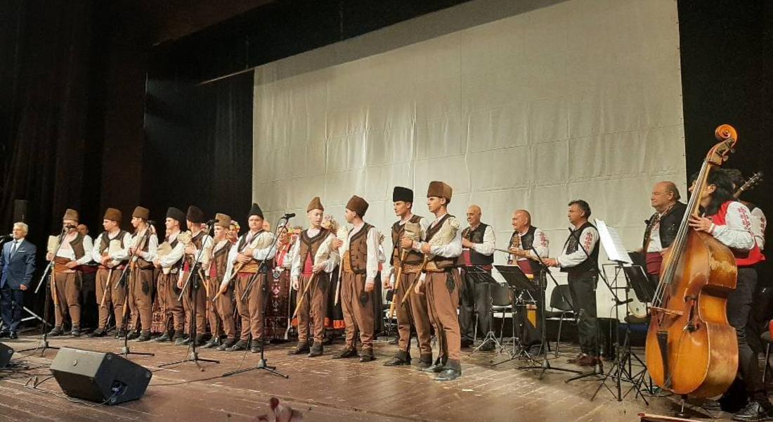 Внушителният концерт -спектакъл „Звън и накит“ на Националния ансамбъл „Филип Кутев“ и Петя Панева изправи на крака смолянската публика