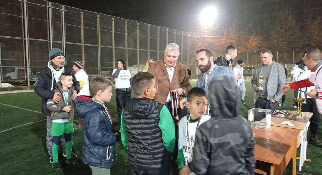 Областният управител на Смолян се включи в награждаването на участниците в благотворителния футболен турнир в помощ на Никола Хъмчев