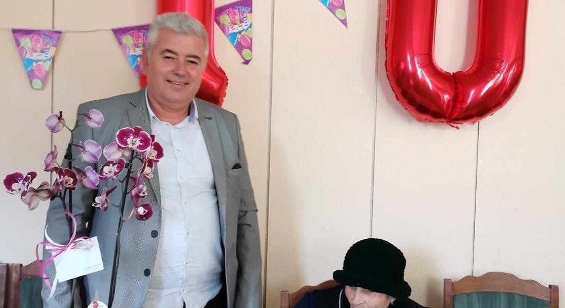 Областният управител Стефан Сабрутев поздрави  столетничката Гина Аролска от Хвойна
