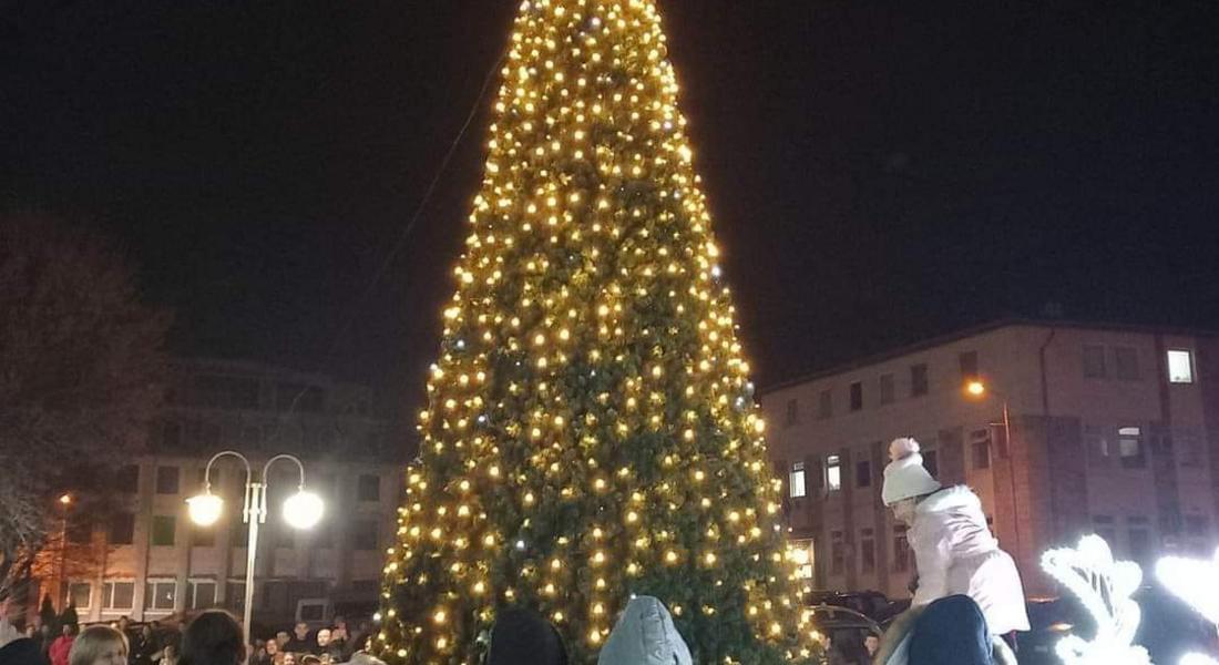 Кметът Здравко Иванов запали светлините на коледната елха в Девин