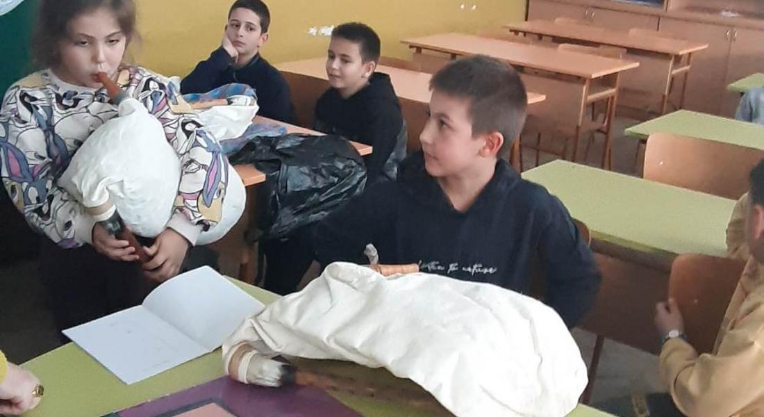 Деца от ОУ „Проф. д-р Асен Златаров“, получиха гайди, изработени от Бай Диньо 