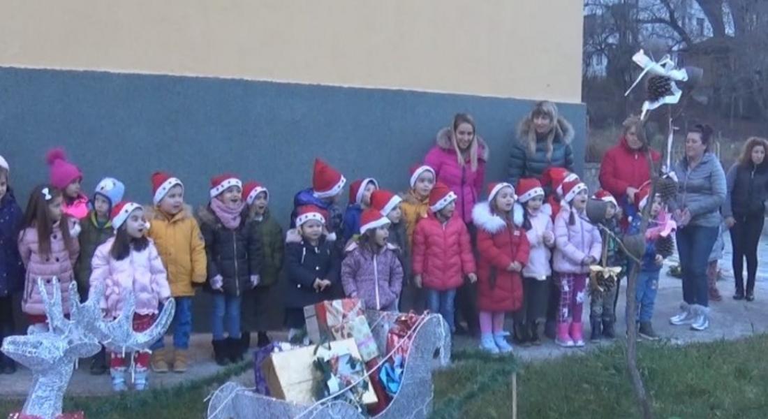 Засияха светлините на Коледната елха в двора на Детска градина „Славейче“  