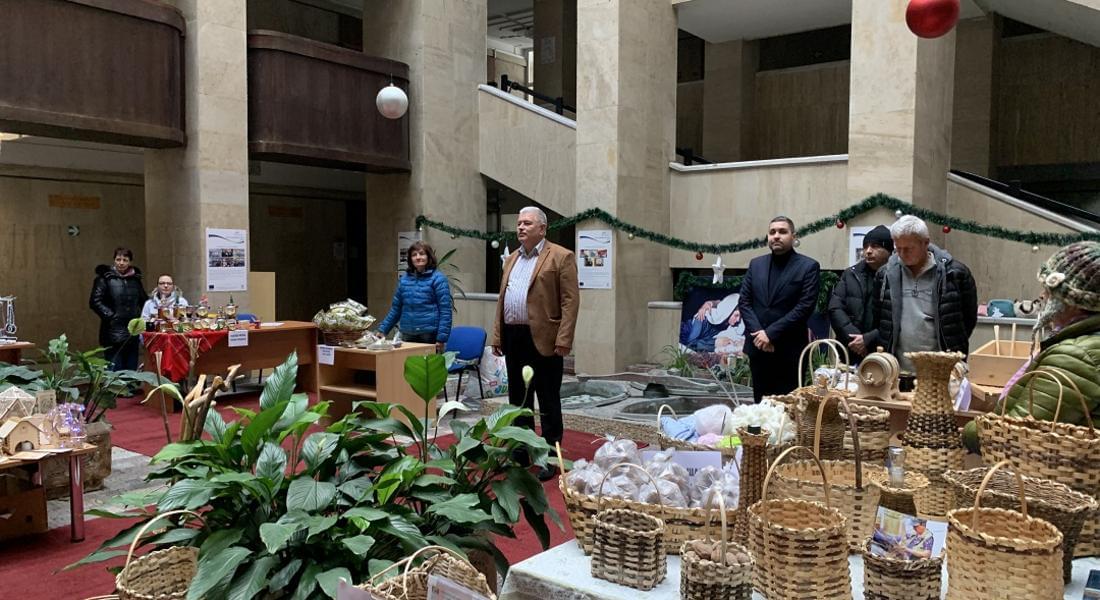 Коледен  базар на производители от Родопите откриха в Областната администрация