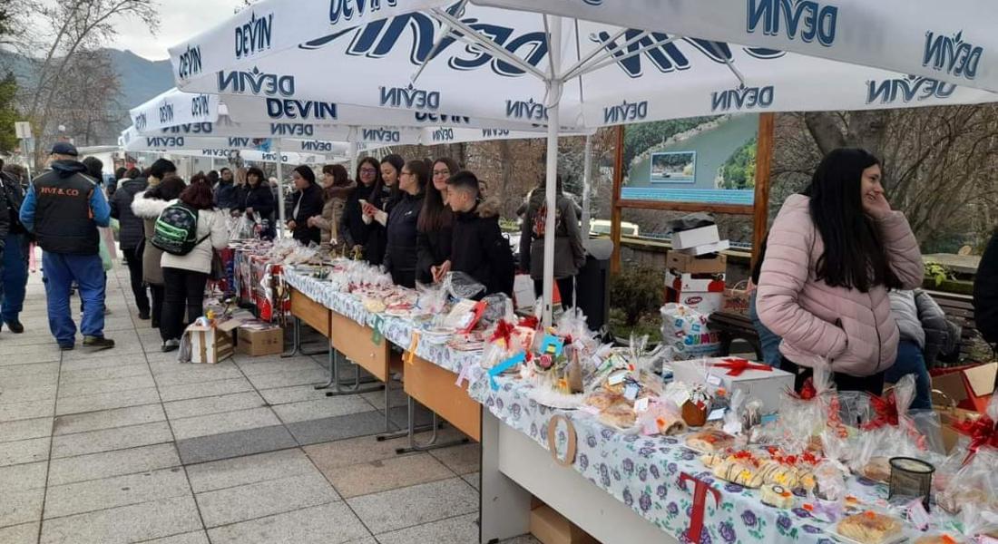 Благотворителен коледен базар "От деца за деца" откриха в Девин