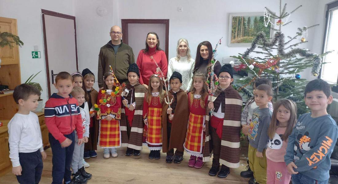 Малчуганите от ДГ "Родопчанче" поздравиха служителите на Горско стопанство - Смолян с предстоящите празници