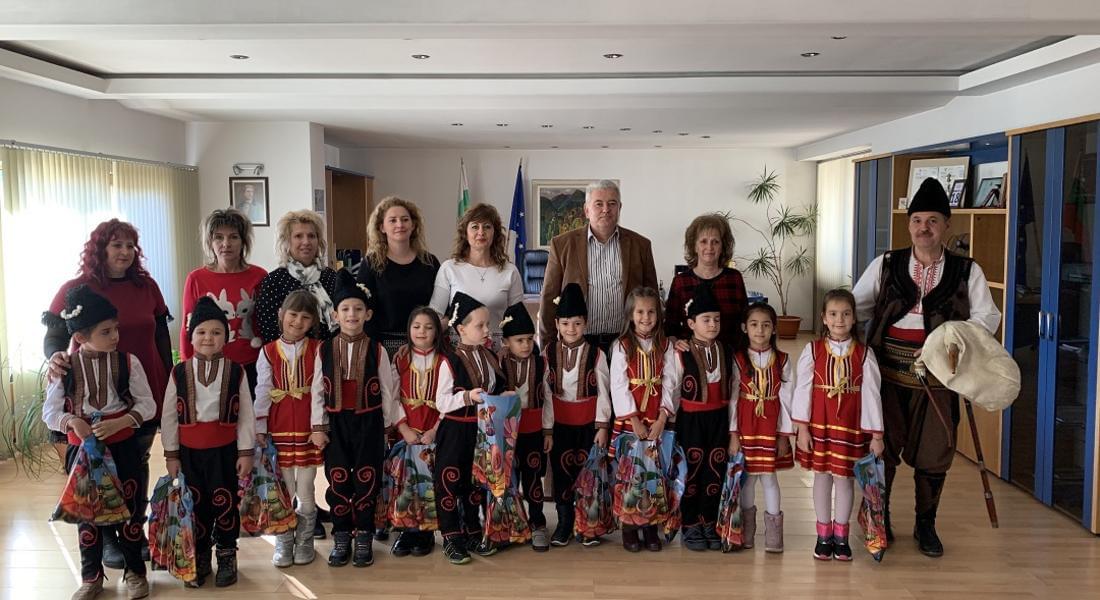 Коледари от ДГ „Славейче“ гостуваха на днешния Игнажден в Областна администрация-Смолян