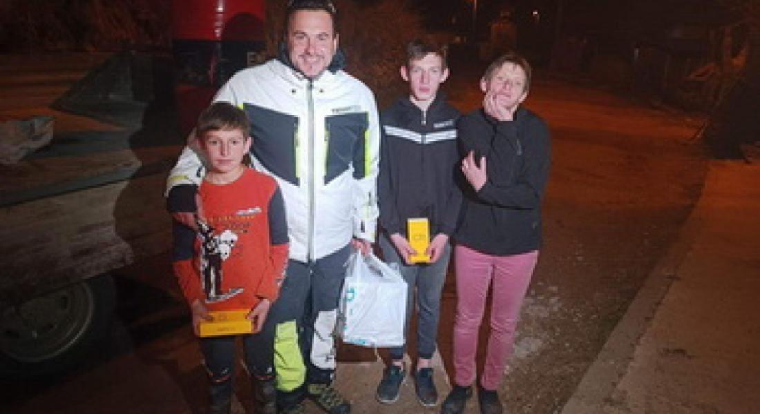 Семейството на Антон и Венци, които ходеха пеш 11 км. на училище, получи хладилник и печка