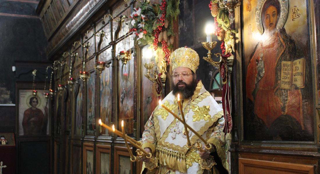 Архиерейска света Литургия   отслужи епископ Висарион  на Нова Година, Обрезание Господне в храм „Св. вмчца Неделя” – кв. Райково