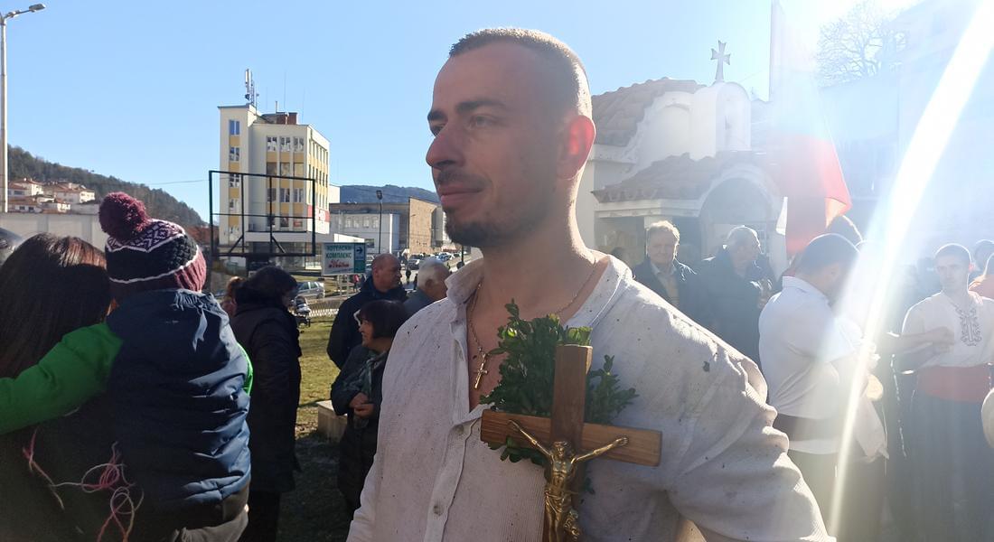 32-годишният Петър Кисьов извади кръста от водите на река Бяла в Устово 