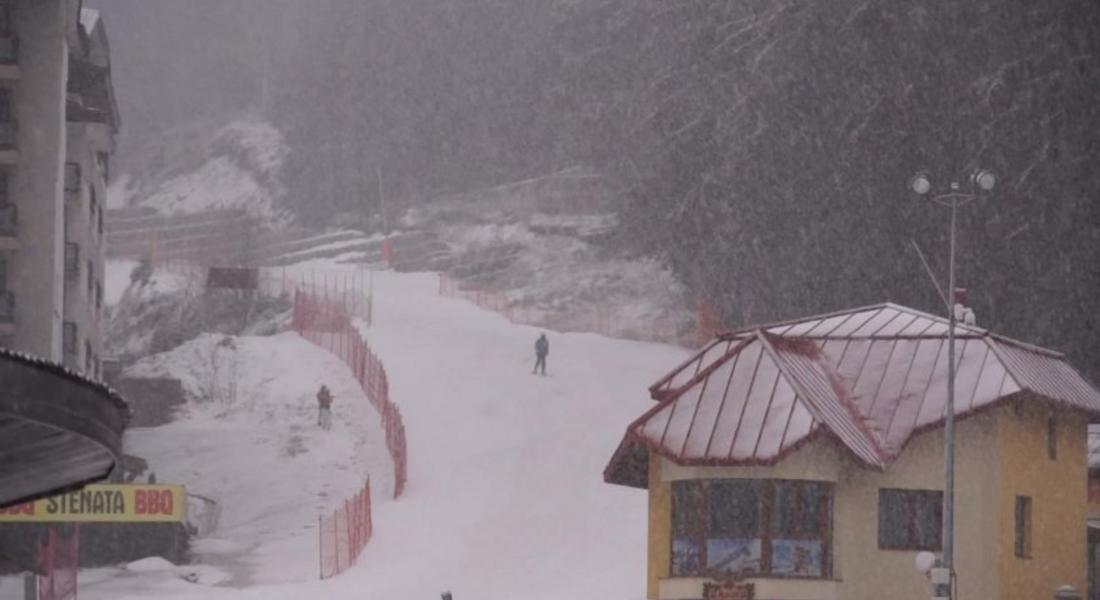 Над 10 см нов сняг наваля в Пампорово, ски зоната днес е затворена