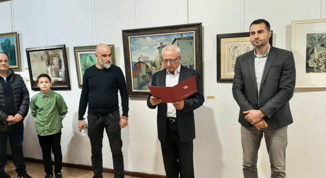 Тази вечер в препълнената  зала на КДК-Смолян беше открита изложба на колекционера Петър Видов