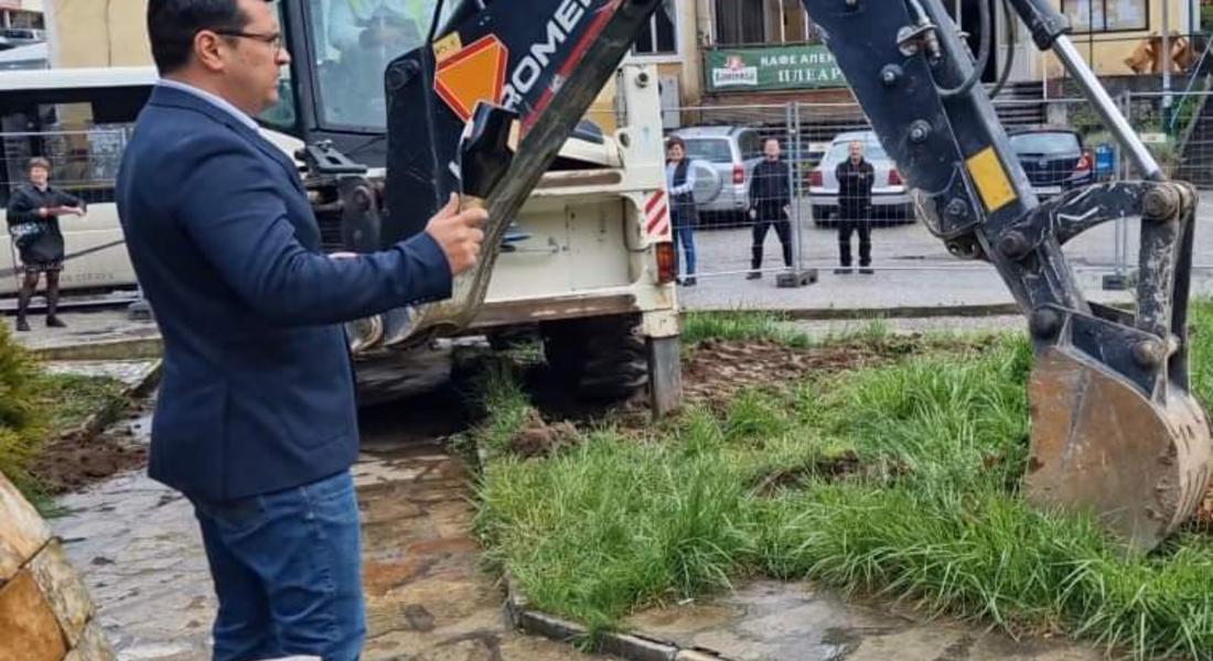 Кметът на Община Девин Здравко Иванов направи първа копка за реконструкцията на площада в кв. Настан 