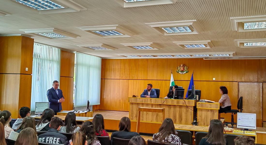 Окръжният прокурор на Смолян Недко Симов изнесе открит урок пред ученици от ЕГ „Иван Вазов“ в Смолян 