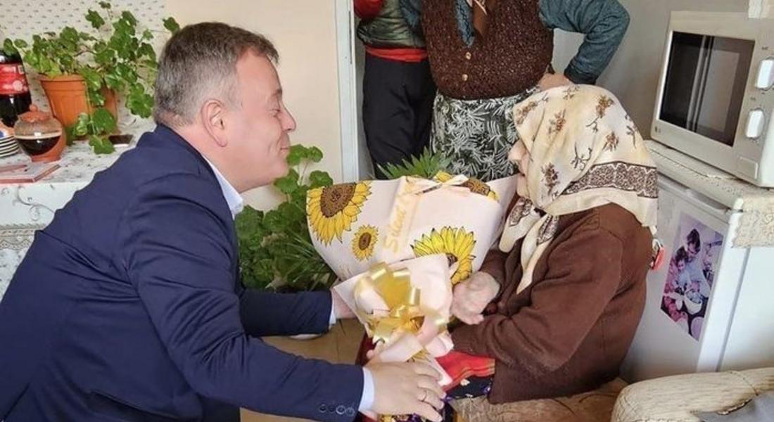  Кмет и народни представители поздравиха столетничката Асине Якубашева по случай юбилея й